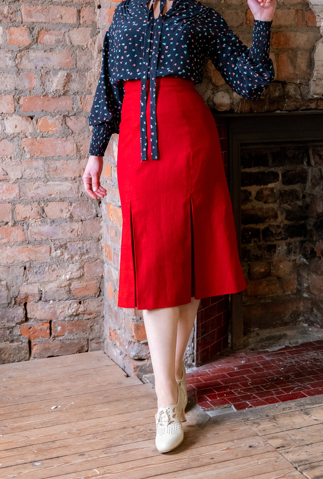 1940s Prim Pleated Skirt - Red Natural Fibre - model shot